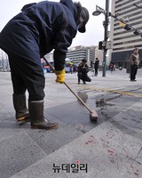 [포토] 美대사 피습 현장에 남은 혈흔