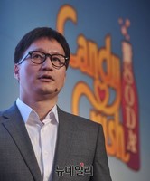 [포토] 신작 공개하는 '킹코리아' 오세욱 지사장