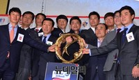 [포토] K리그 클래식 우승컵에 손 올린 감독들