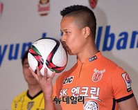 [K리그] 제주 강수일, 축구공에 키스를