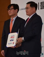 [K리그] 조인식 맺는 김병섭 현대오일뱅크 부사장