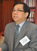 [포토] 기자회견 갖는 월드피스자유연합 안재철 이사장