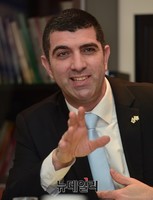 [포토] 이스라엘 조기 총선 설명하는 다비드 레비