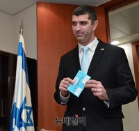 [포토] 이스라엘 조기 총선 부재자 투표하는 '다비드 레비'