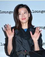 [포토] 두 손으로 인사하는 전지현