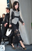 [포토] 시스루 스커트 입고 등장한 김윤진