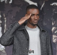 [포토] 샘 오취리, 눈빛 살아있는 경례