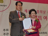 [포토] 한국학중앙연구원 이배용 원장 올해의 여성대상 수상