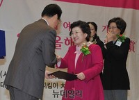 [포토] 이배용 원장, 여성대상 수상