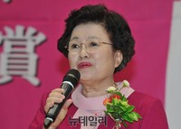 [포토] 수상소감 밝히는 이배용 한국학중앙연구원장