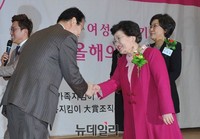 [포토] 이배용 원장 올해의 여성대상 수상