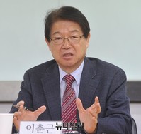 [포토] 토론회 참석한 이춘근 한국해양전략연구소 선임연구원