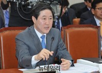 [포토] 의원들의 질문에 답변하는 유기준 해수부장관 후보자