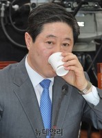 [포토] 물마시는 유기준 해수부 장관 후보자