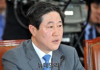 [포토] 답변하는 유기준 해수부 장관 후보자