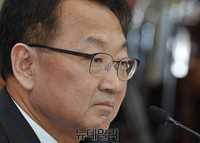[포토] 의원들의 질문 경청하는 유일호 국토부 장관 후보자