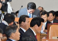 [포토] 인사하는 유기준 해수부 장관 후보자