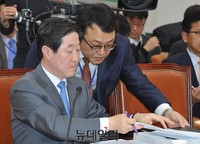 [포토] 대화 나누는 유기준 해양수산부 장관 후보자