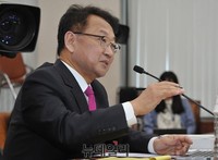 [포토] 의원들 질문에 답하는 유일호 국토부장관 후보자