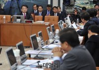 [포토] 인사청문회 참석한 유일호 국토부장관 후보자