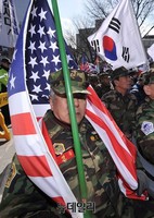 [포토] 성조기 감싼 대한고엽제회원