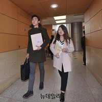 [포토] 리퍼트 미대사에 서명 전달위해 병원 방문한 대학생들