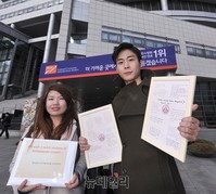 [포토] 리퍼트 미대사에 서명 전달한 대학생들