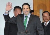 [포토] 밝은 얼굴로 들어오는 마크 리퍼트 대사