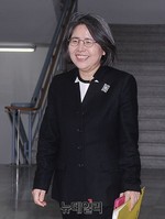 [포토] 기자회견장 들어서는 김영란 전 국민권익위원장