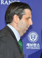 [포토] 마크 리퍼트 주한 미국대사의 상처