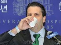 [포토] 물 마시는 마크 리퍼트 주한 미국 대사