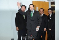 [포토] 기자들에게 손흔들며 들어오는 마크 리퍼트 대사