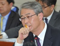 [포토] 의원들의 질문 경청하는 임종룡 후보자