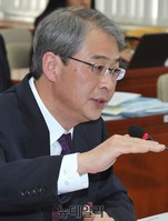 [포토] 답변하는 임종룡 후보자