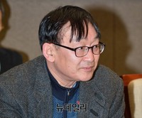 [포토] 애국시민후보, 기자회견 참석한 김호월 교수