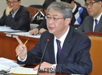 [포토] 질문에 답변하는 임종룡 금융위원장 후보자