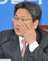 [포토] 얼굴 만지는 강기정 정책위의장