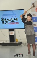 [포토] '잘 살아보세' 이순실, '도끼질도 가볍게'