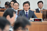 [포토] 질문에 답하는 홍용표 통일부 장관 후보자