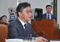 [포토] 답변하는 홍용표 통일부 장관 후보자