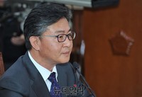 [포토] 질문 경청하는 홍용표 통일부 장관 후보자