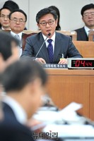 [포토] 인사청문회 참석한 홍용표 통일부 장관 후보자