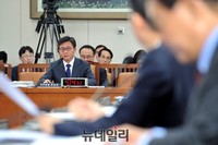 [포토] 인사청문회, 답변하는 홍용표 후보자