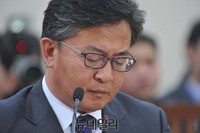 [포토] 굳은 얼굴의 홍용표 통일부 장관 후보자