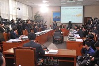 [포토] 논문표절 자료보는 홍용표 장관 후보자