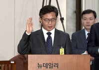 [포토] 선서하는 홍용표 장관 후보자