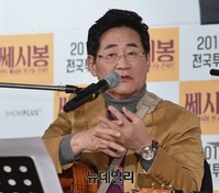 [포토] 쎄시봉콘서트 설명하는 윤형주