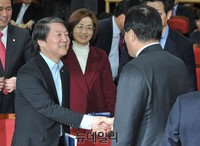 [포토] 인사 나누는 안철수 의원과 정의화 국회의장