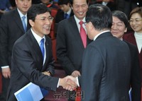 [포토] 악수하는 안희정 충남지사와 정의화 국회의장