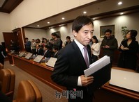 [포토] 금통위 회의 참석하는 이주열 한국은행 총재